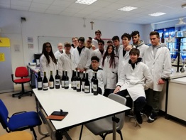 foto della classe 3 A SAS con vino prodotto